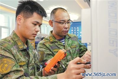 张庆山（右）和冯雪锋检测显露参数。